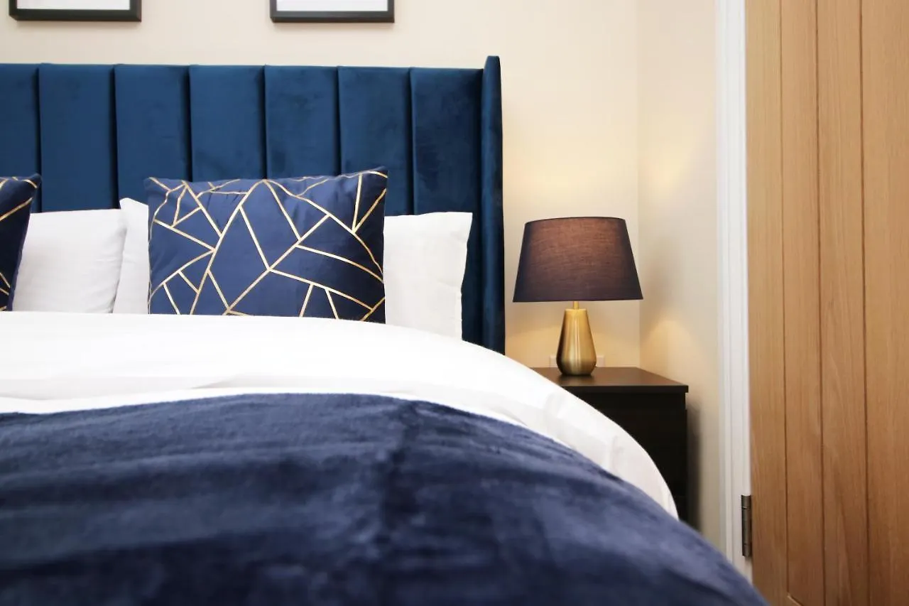 Luxury 4 Bedroom 4 Ensuite Home In Penarth Cardiff 0*,  United Kingdom