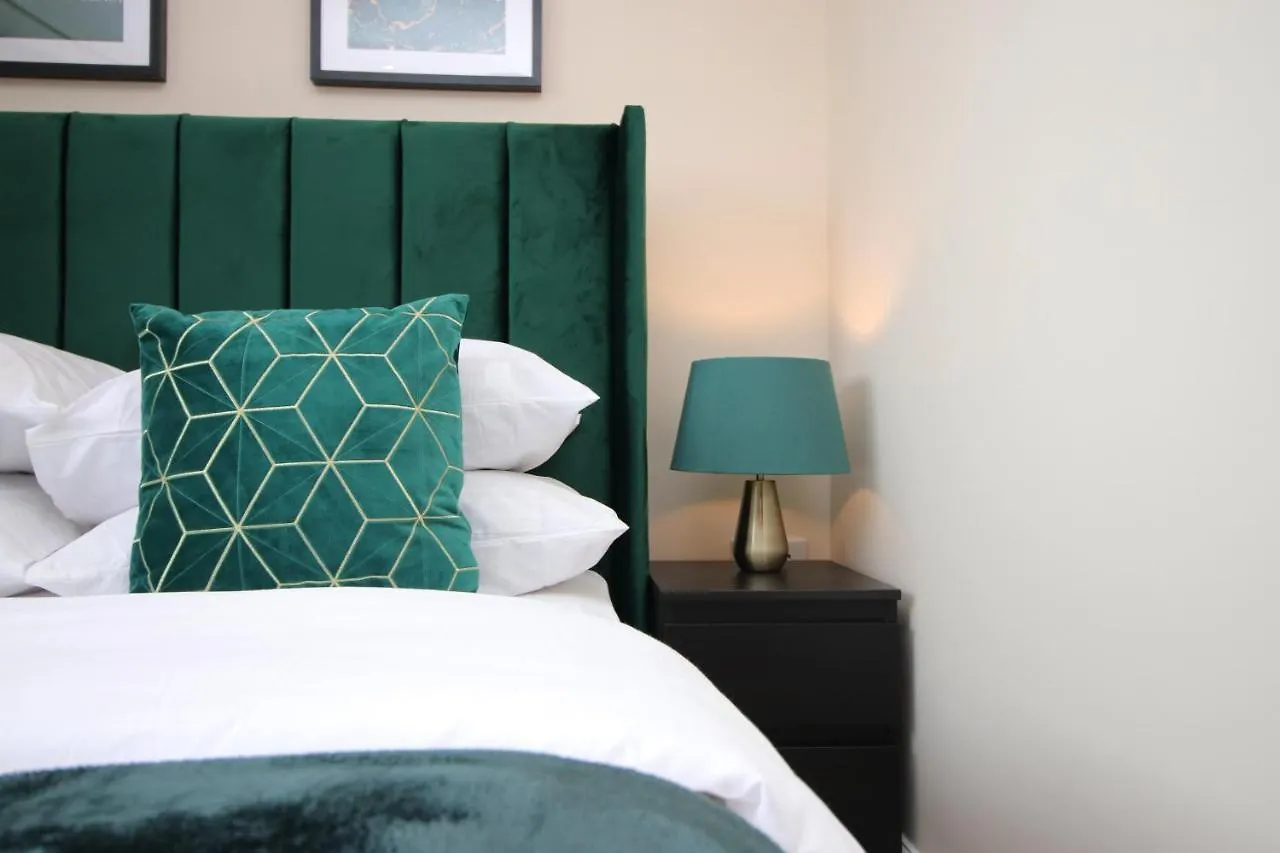 Holiday home Luxury 4 Bedroom 4 Ensuite Home In Penarth Cardiff