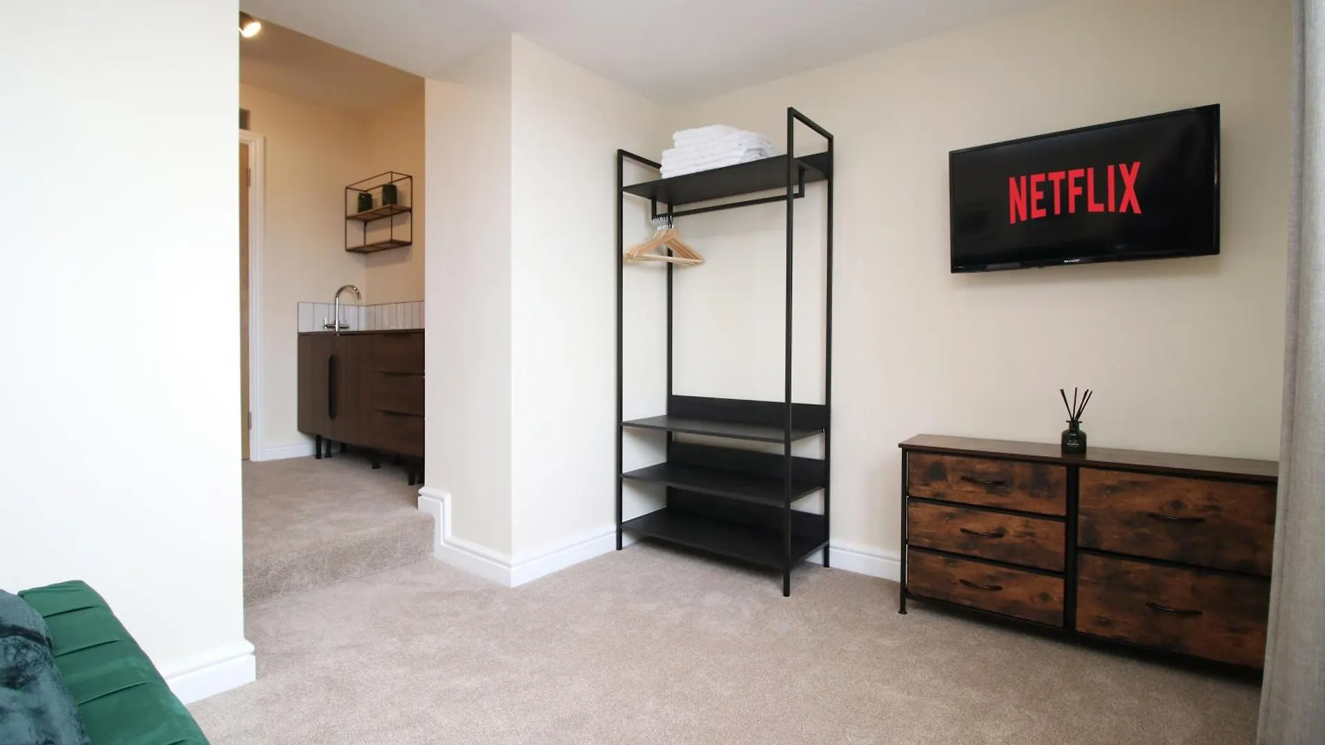 Holiday home Luxury 4 Bedroom 4 Ensuite Home In Penarth Cardiff