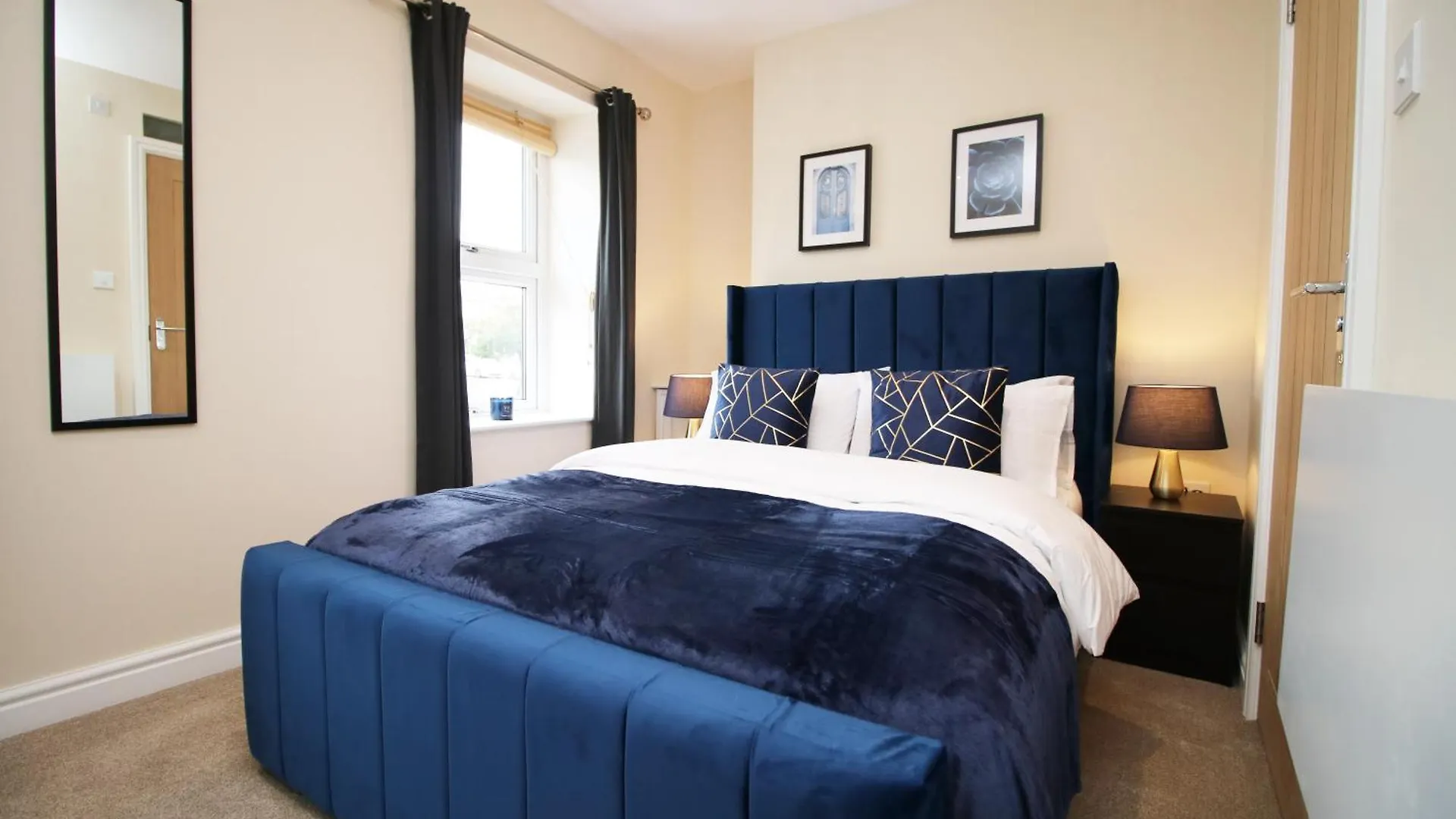 Luxury 4 Bedroom 4 Ensuite Home In Penarth Cardiff 0*,  United Kingdom