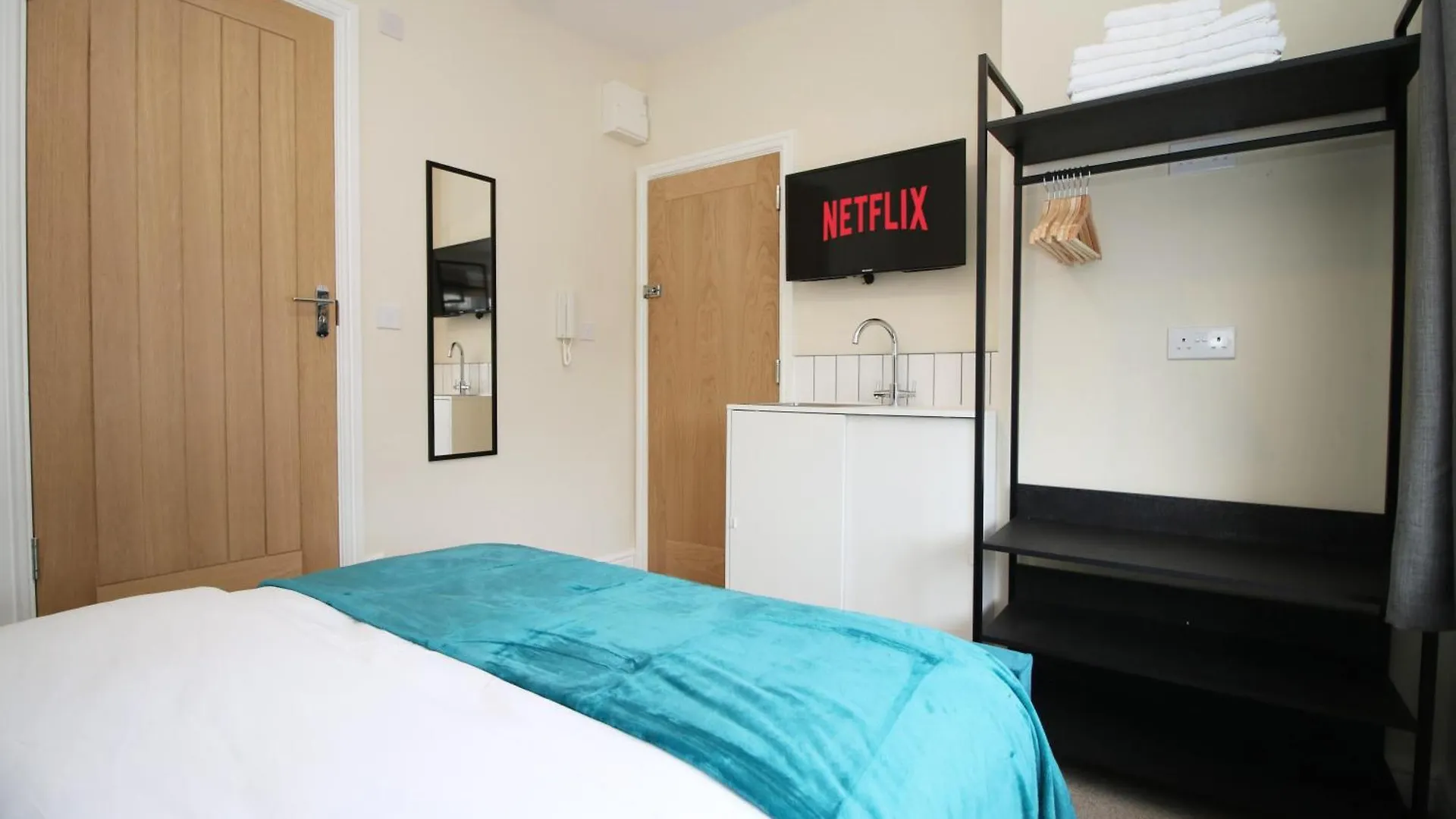 Luxury 4 Bedroom 4 Ensuite Home In Penarth Cardiff Holiday home