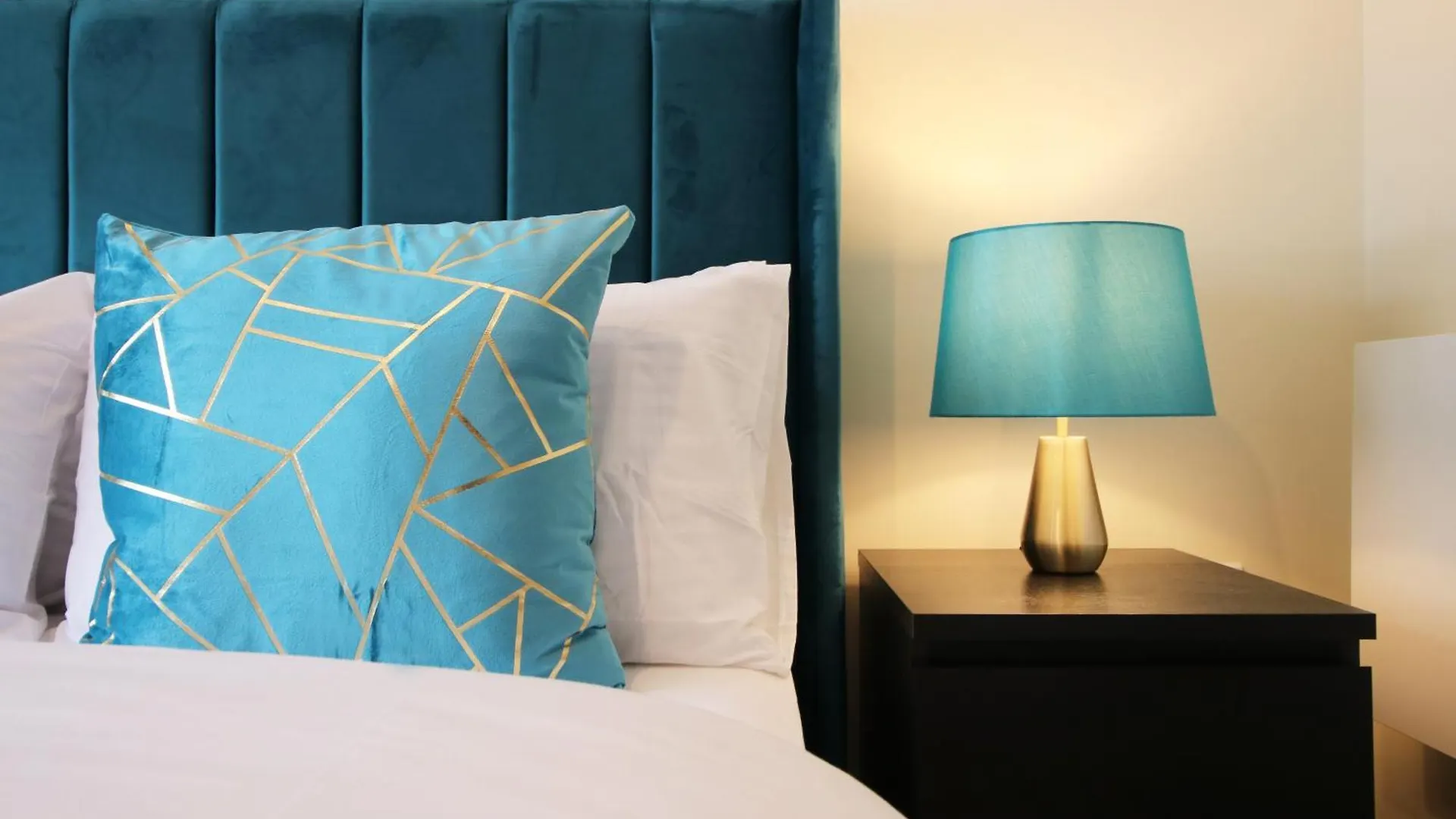 Luxury 4 Bedroom 4 Ensuite Home In Penarth Cardiff 0*,  United Kingdom